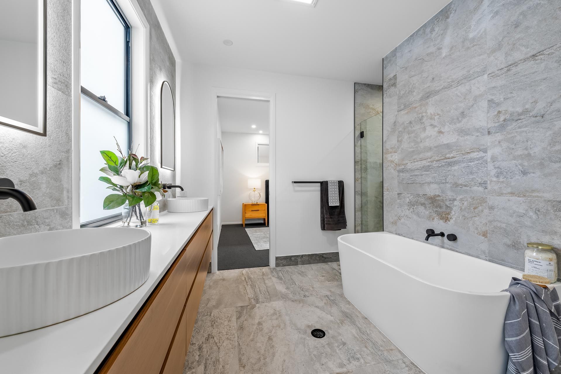 A bathroom with two sinks and a bathtub.
