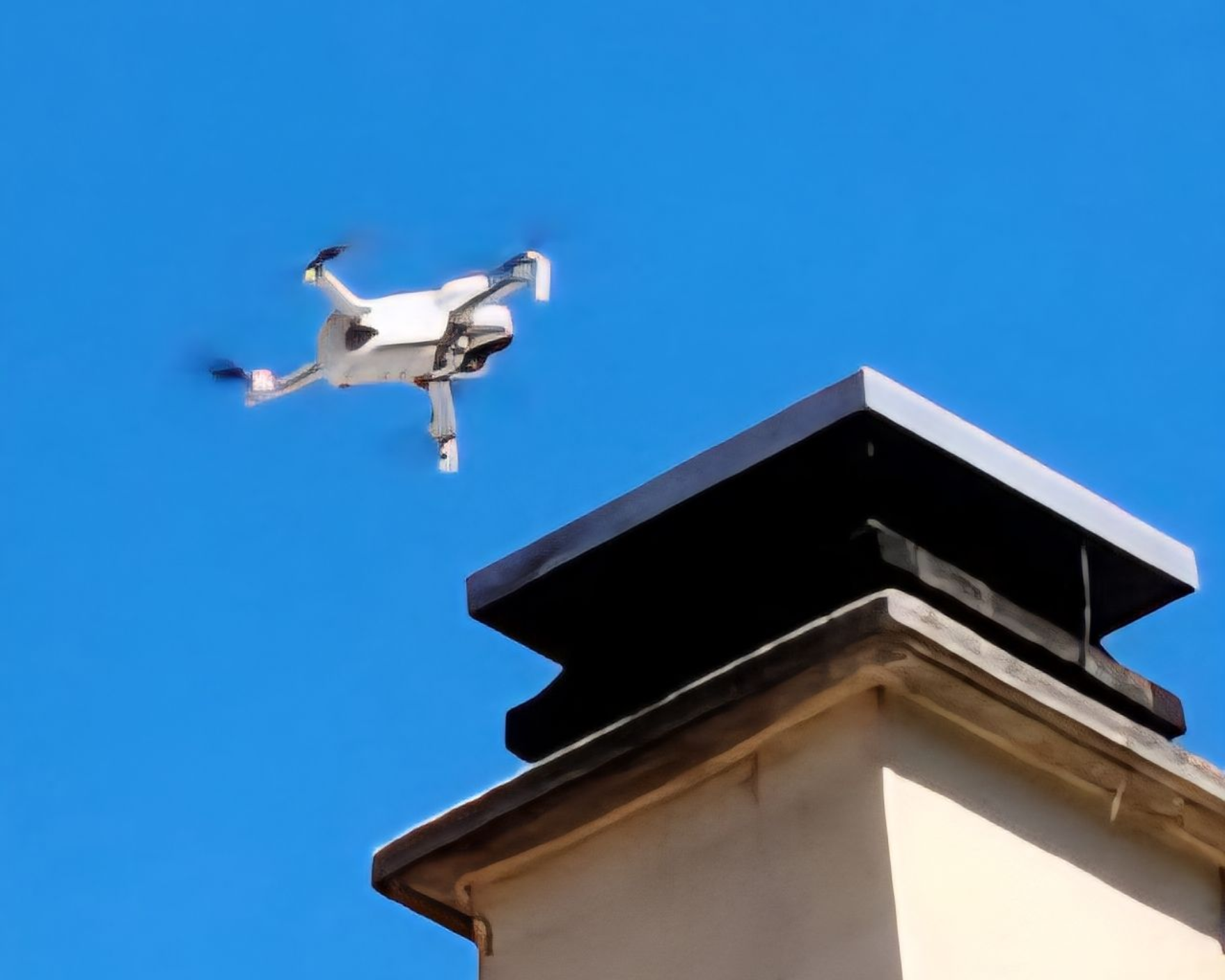 Un drone se détache sur un coucher de soleil orange vif.