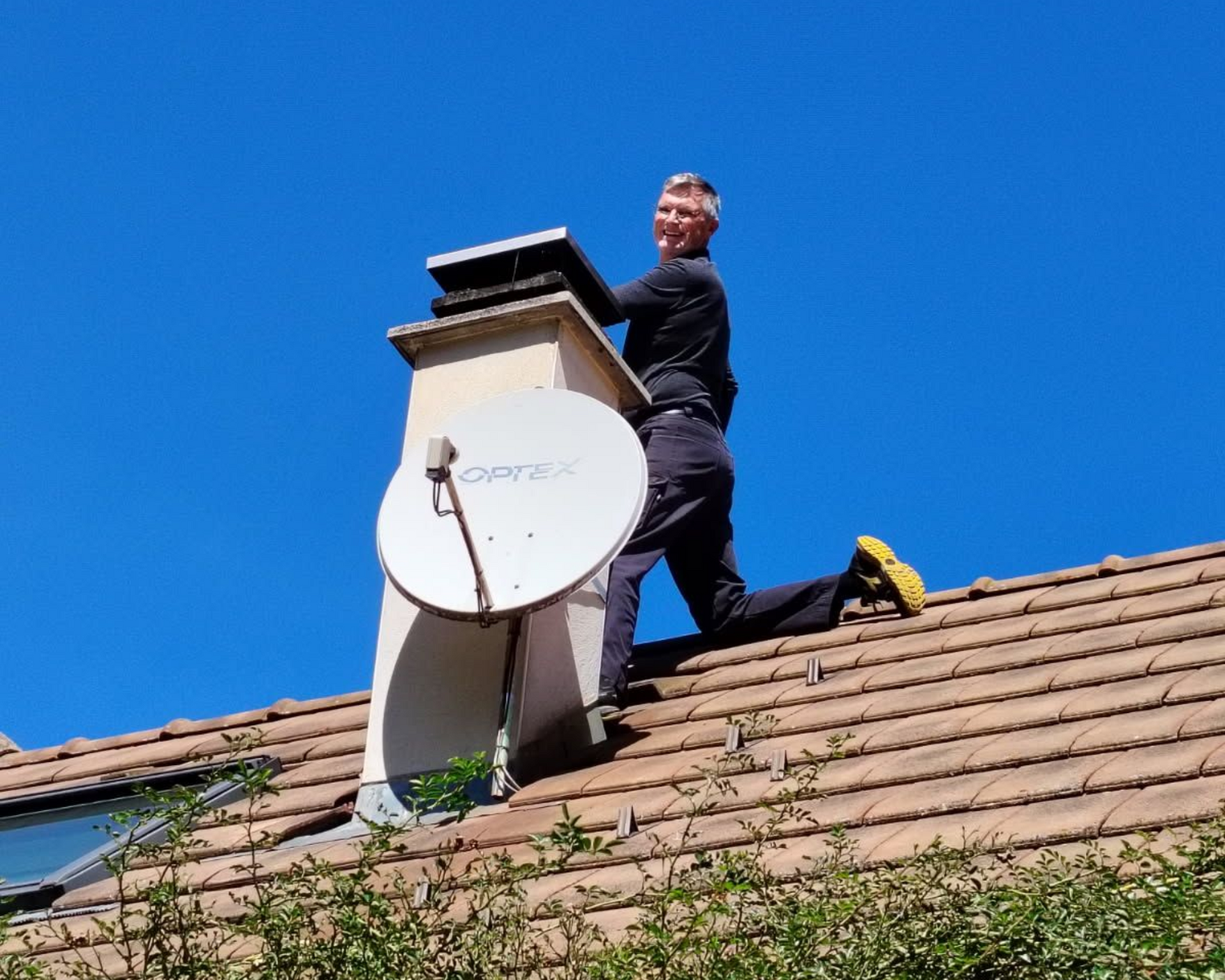 Voiture de police avec gyrophares bleus clignotants.