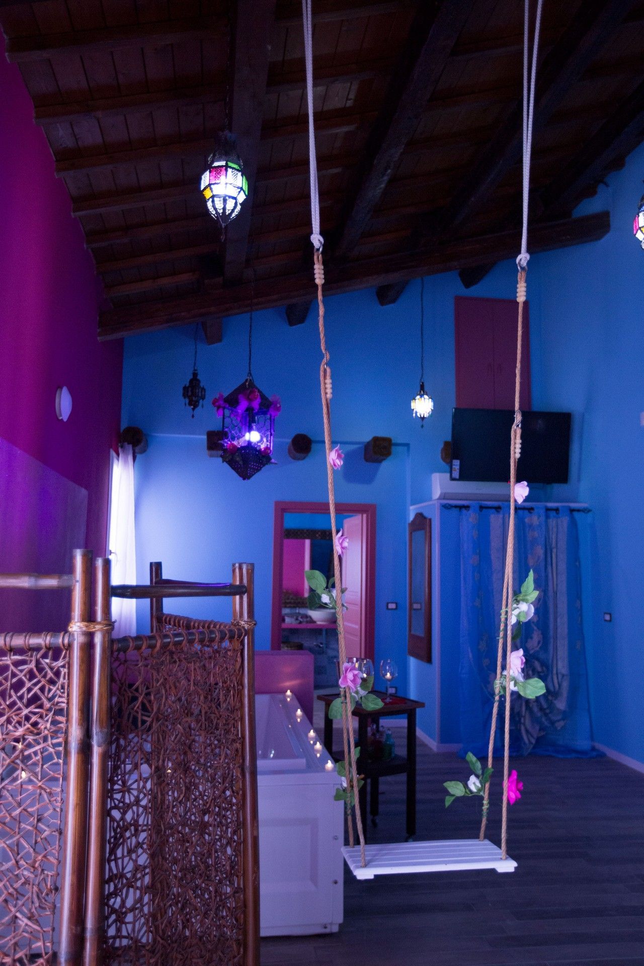 Una stanza con due altalene appese al soffitto