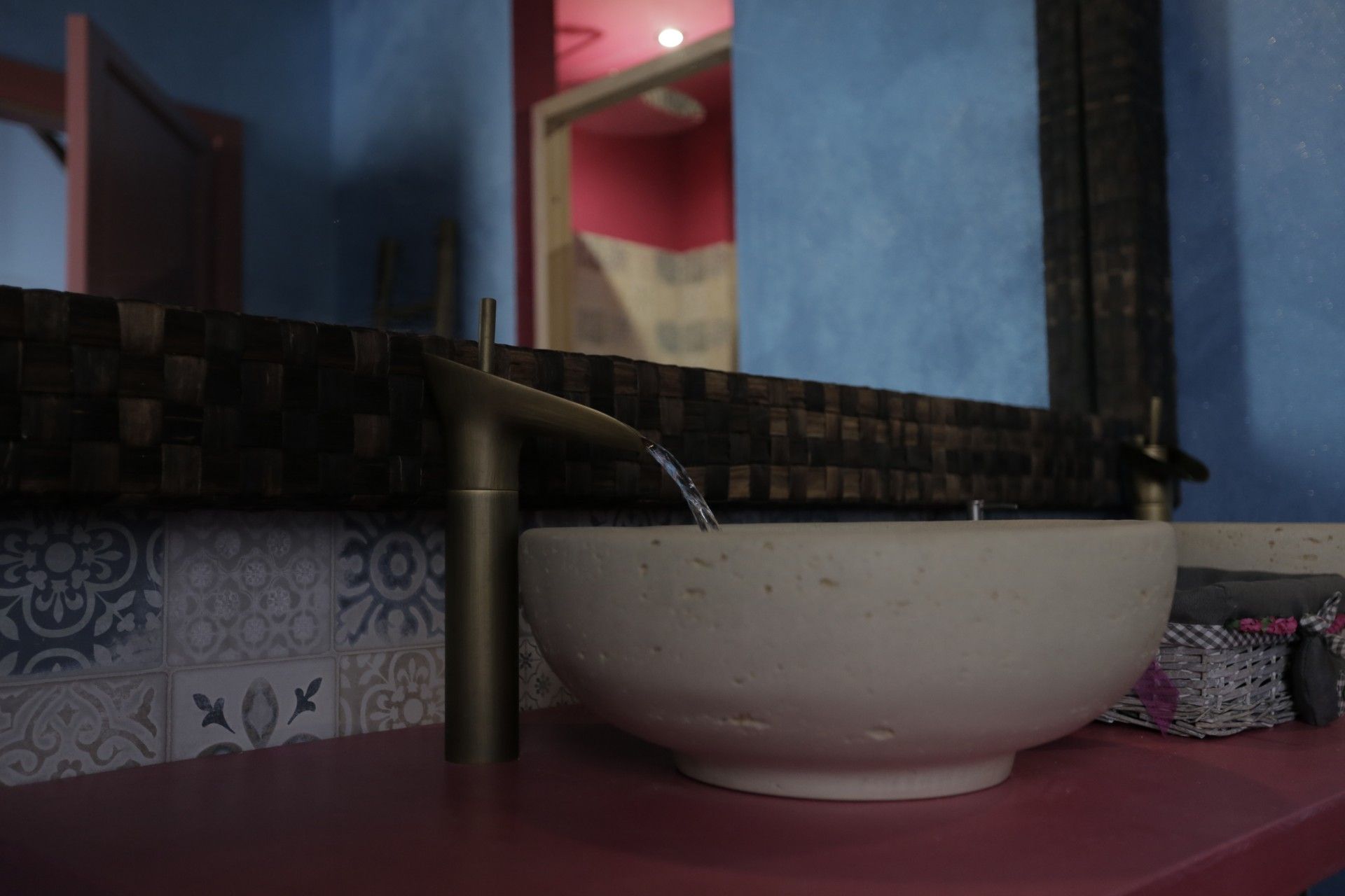 Un lavandino del bagno con un rubinetto e uno specchio