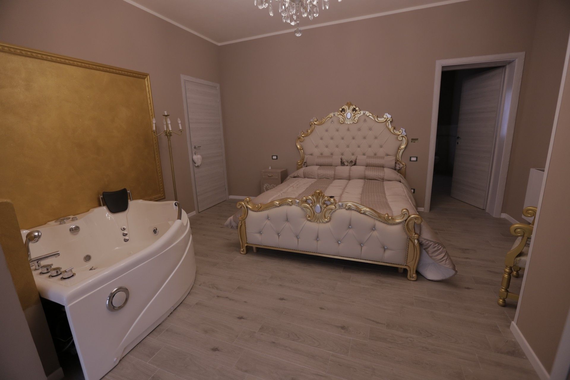 Una camera da letto con un letto e una vasca idromassaggio.