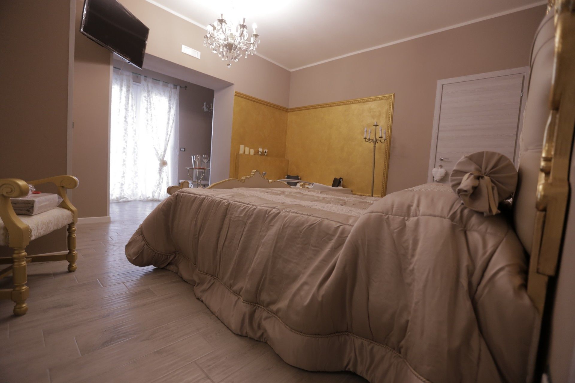 C'è un grande letto in mezzo alla stanza.