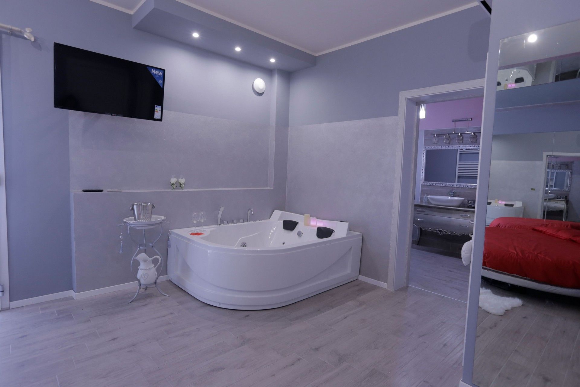 C'è una grande vasca idromassaggio al centro della stanza.