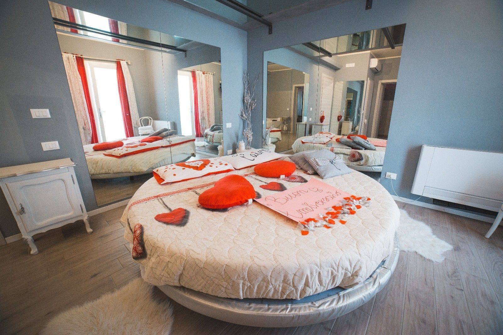 C'è un letto rotondo in mezzo alla stanza.