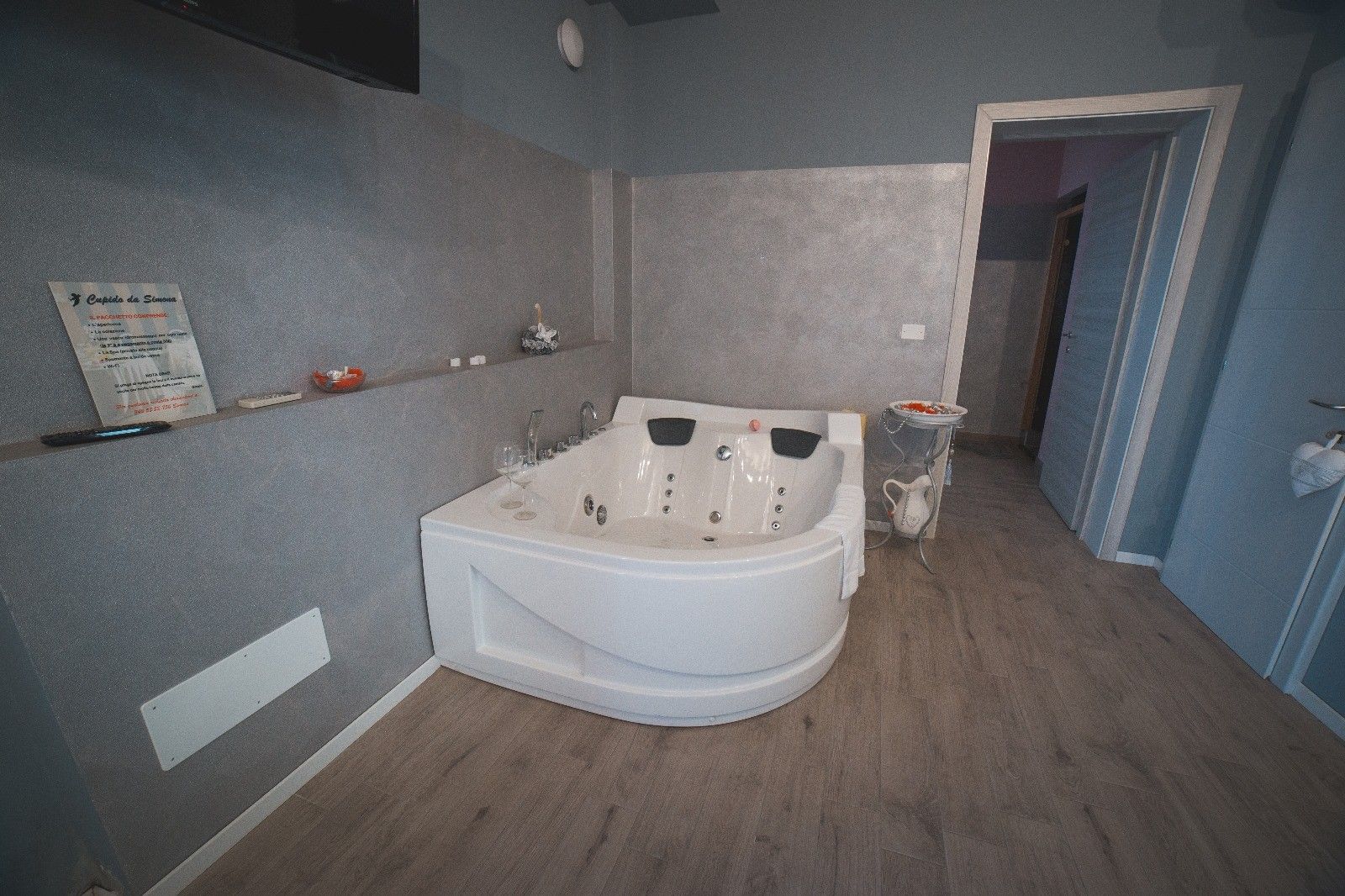 Un bagno con vasca idromassaggio al centro della stanza.