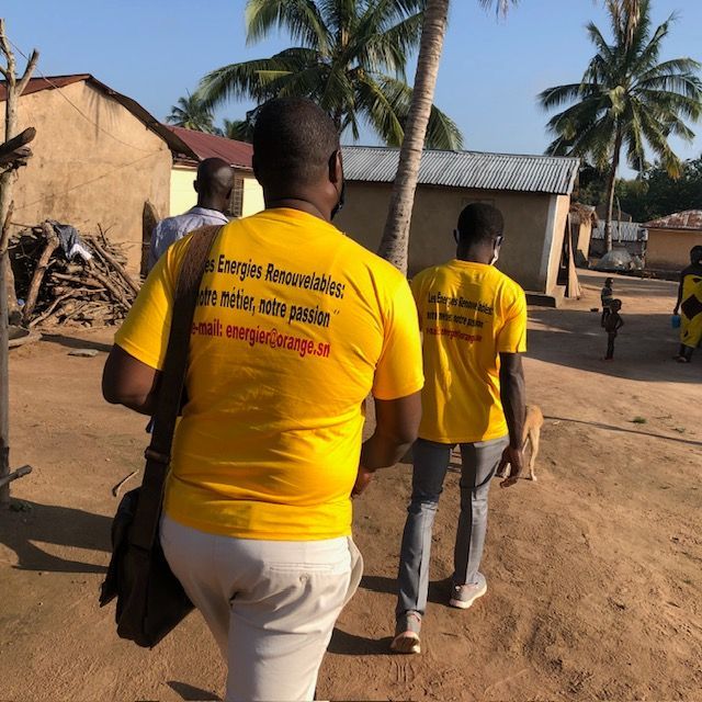 A man wearing a yellow shirt that says energies responsables