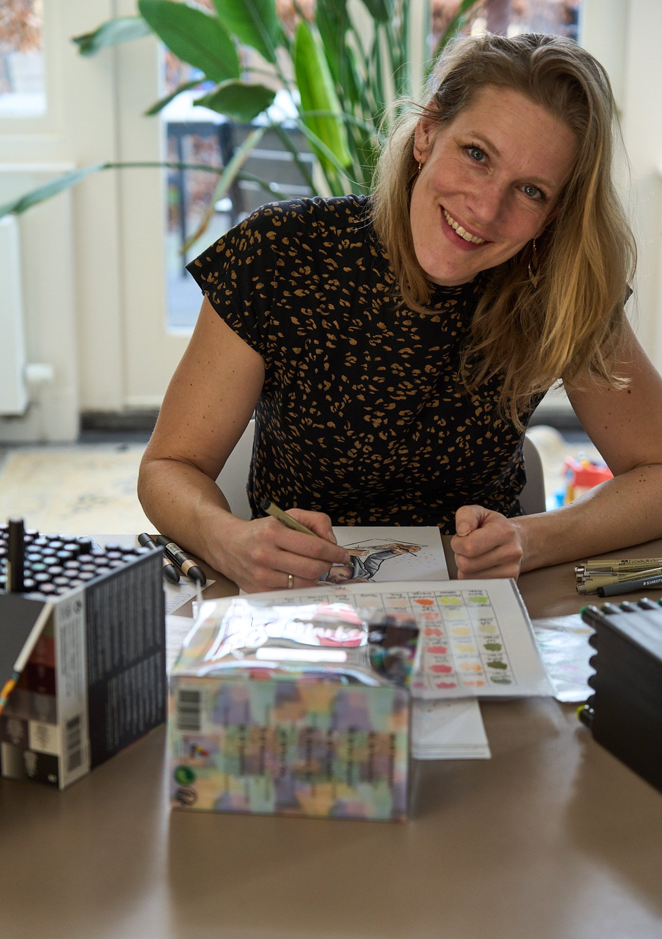 Mariska Teuben-van der Leest tekent tekening stiften