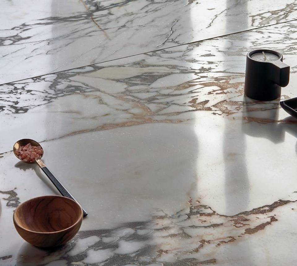 pavimento in ceramica bianca