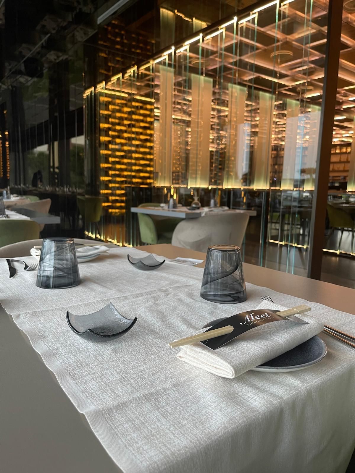 tavola apparecchiata in un ristorante