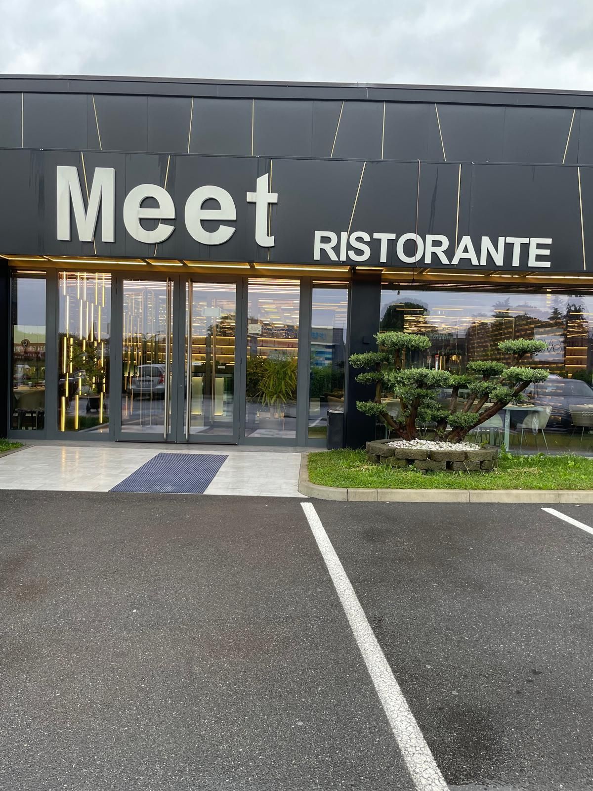 esterno ristorante Meet Sushi