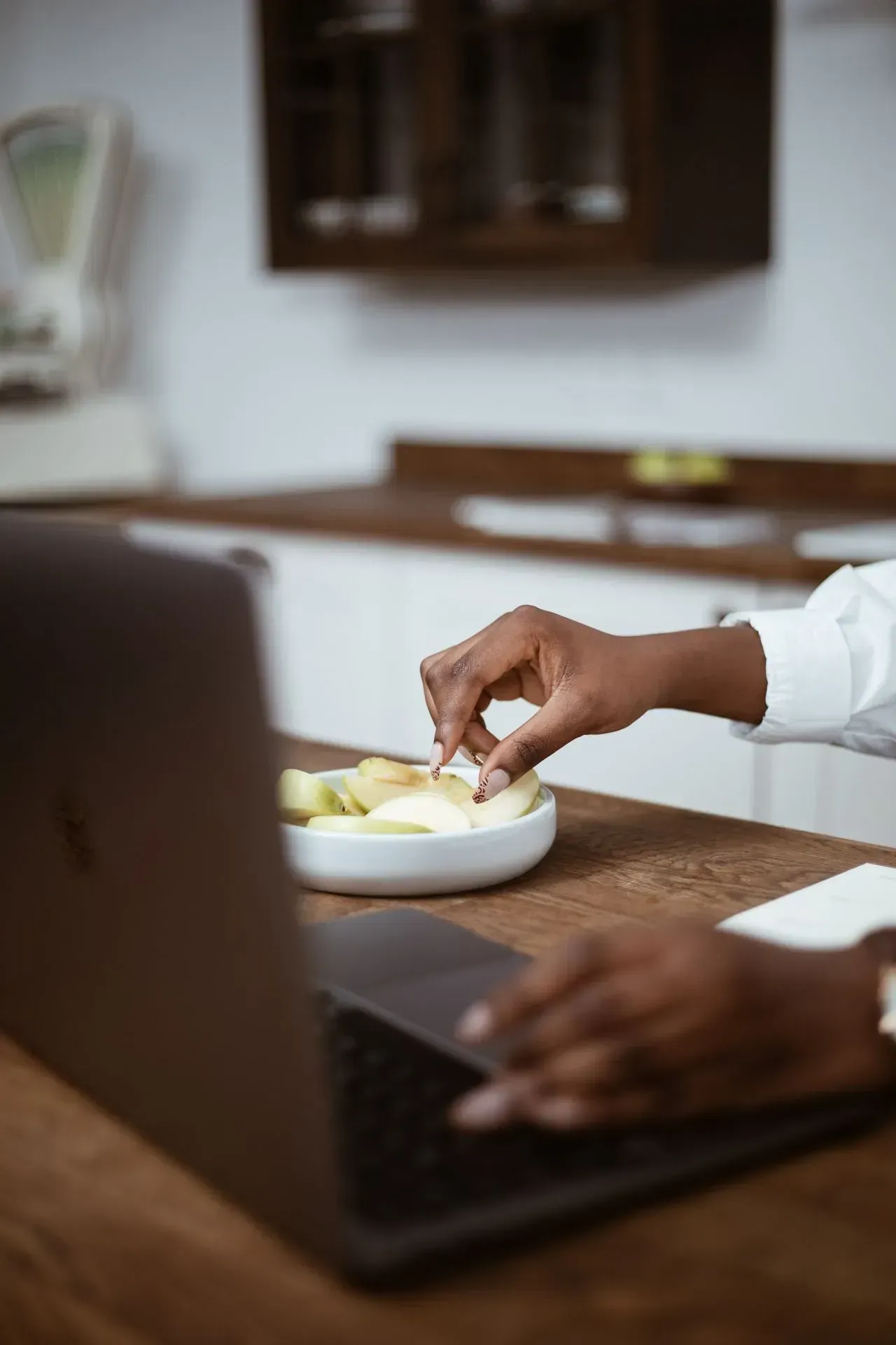 eating apples during an online nutrition counseling in san antonio tx