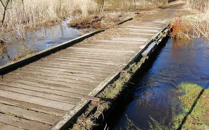 sanierungsbedürftige Aue-Brücke in Bliedersdorf