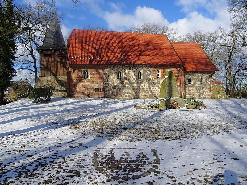 Katharinenkirche in Bliedersdorf im Winter mit Wappen