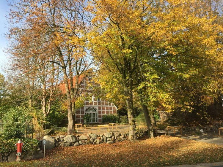 Herbstliches Pfarrhaus in Bliedersdorf