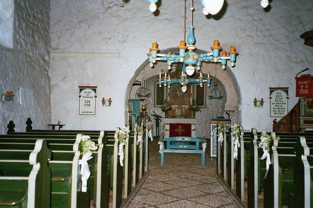 Hochzeitsgeschmückter Innenraum der Feldsteinkirche in Bliedersdorf