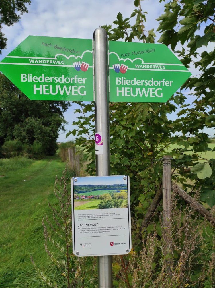Wegweiser am neuen Bliedersdorfer Heuweg von Bliedersdorf nach Nottensworf