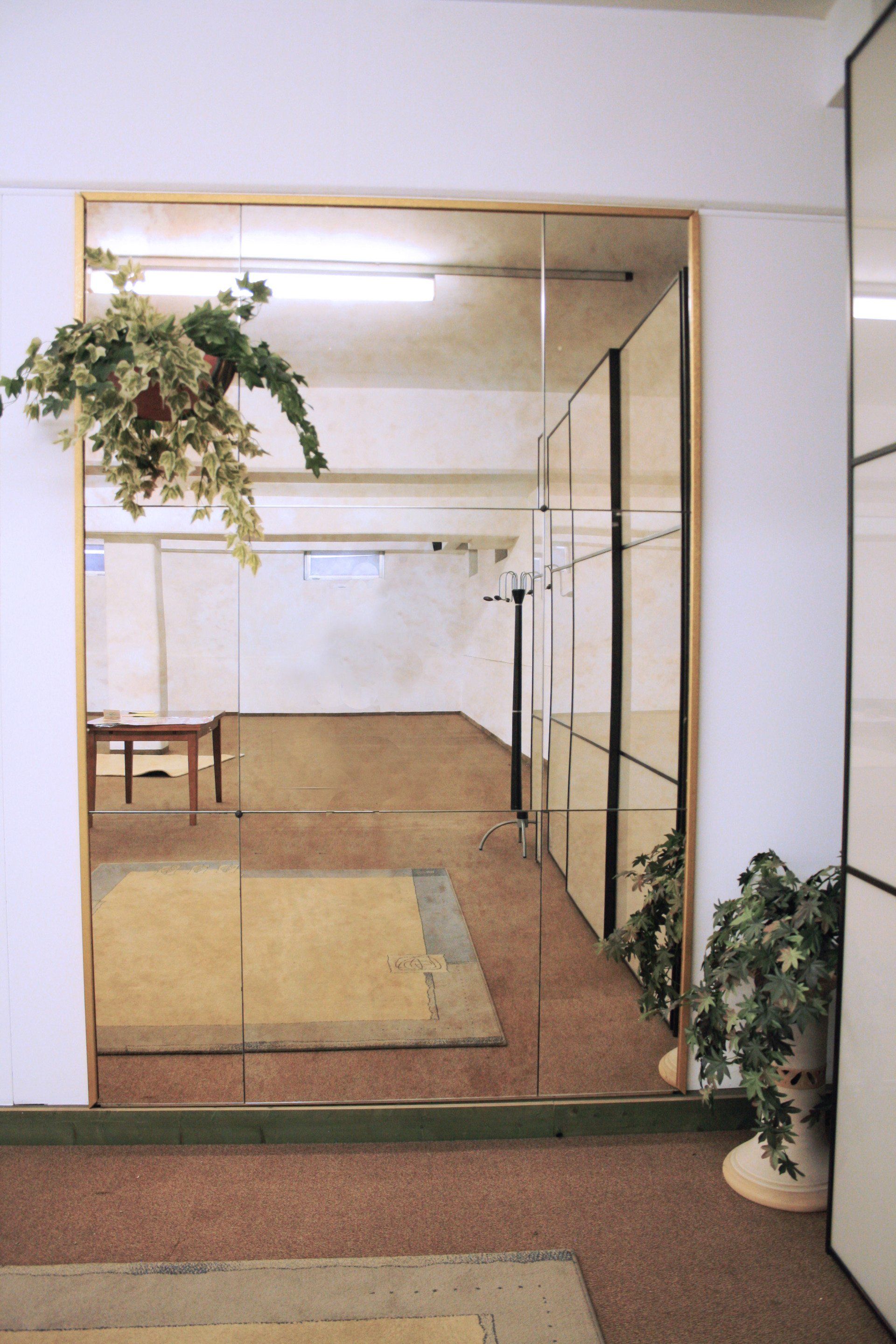 specchio con cornice dorata