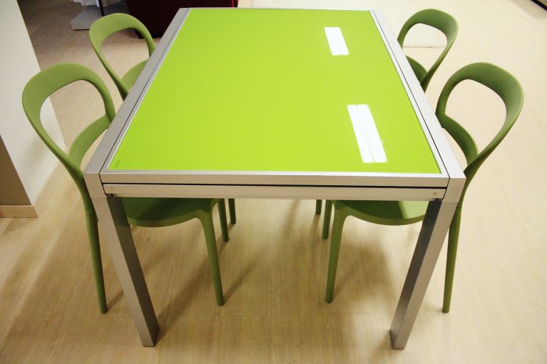 tavolo moderno di colore verde