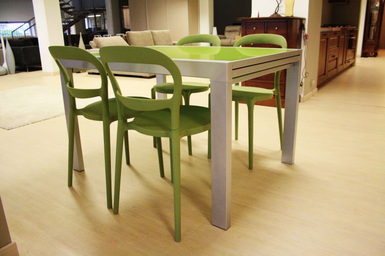 tavolo satinato con sedie