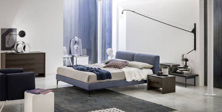 letto con testiera imbottita