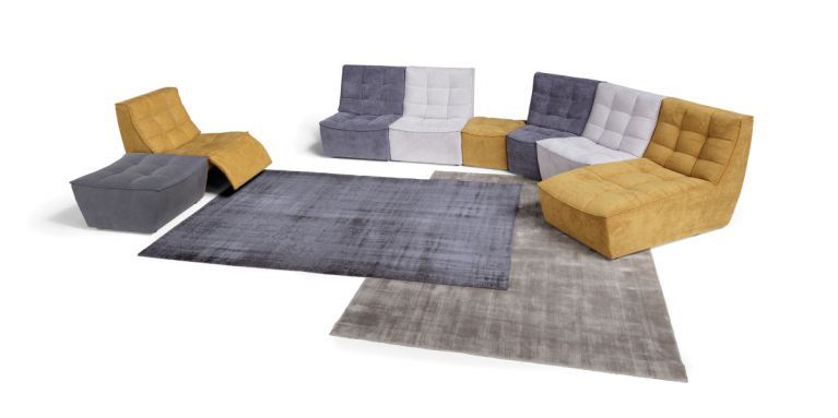 divano in differenti colorazioni e tessuto
