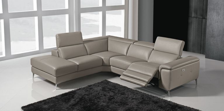 divano in pelle con poggiapiedi