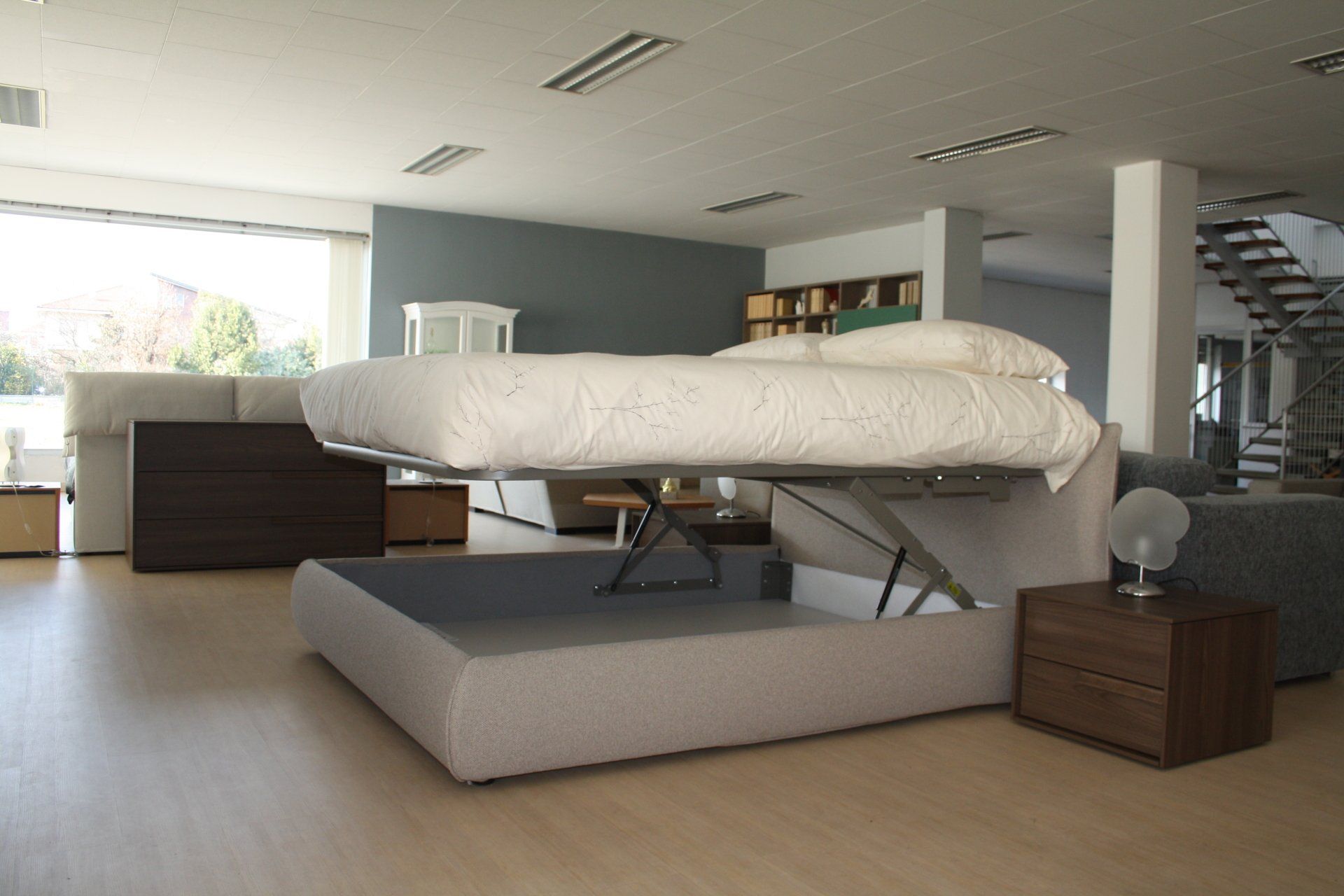 letto imbottito con meccanismo di apertura