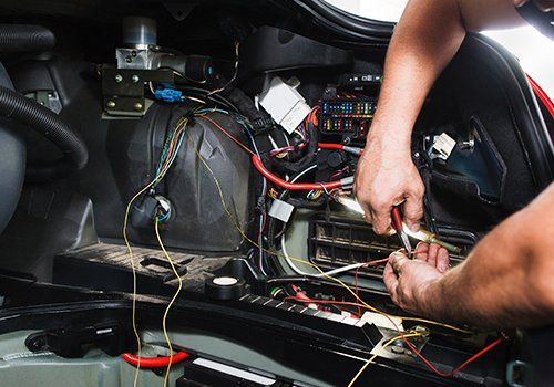 un lavoro con dei fili elettrici all’interno di un'auto