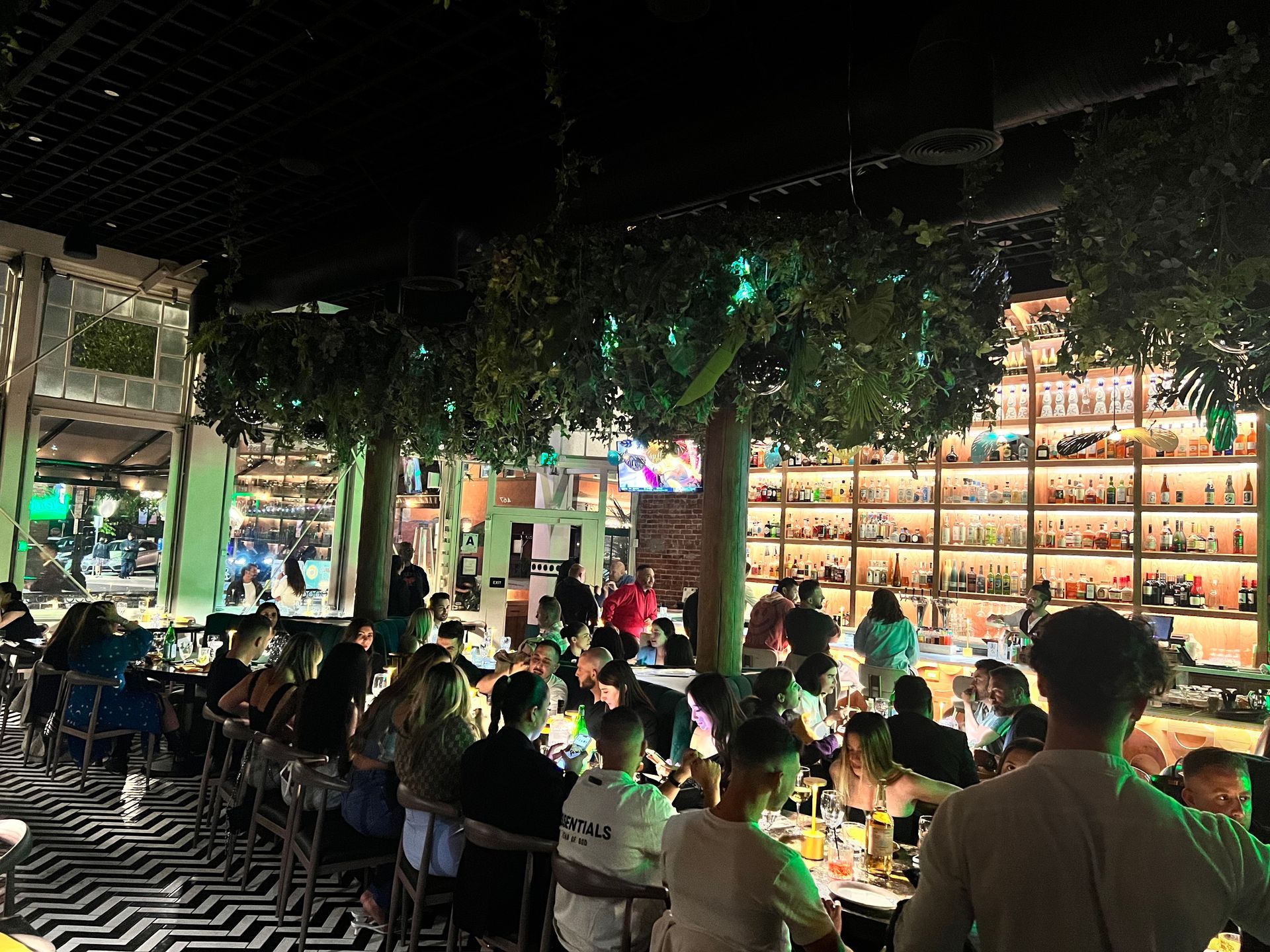 A group of people are sitting at tables in a restaurant.
