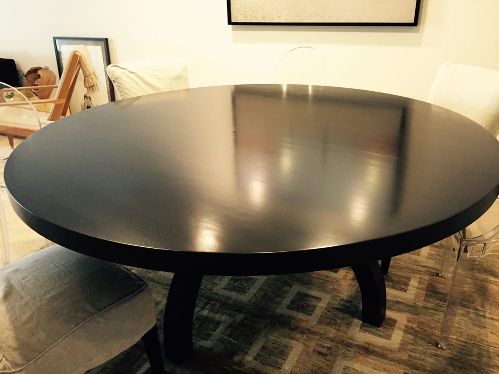 A round table is sitting on a rug in a living room