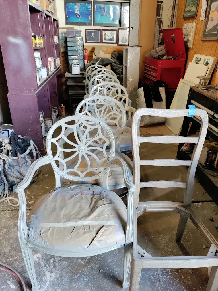 A row of chairs sitting next to each other in a room.