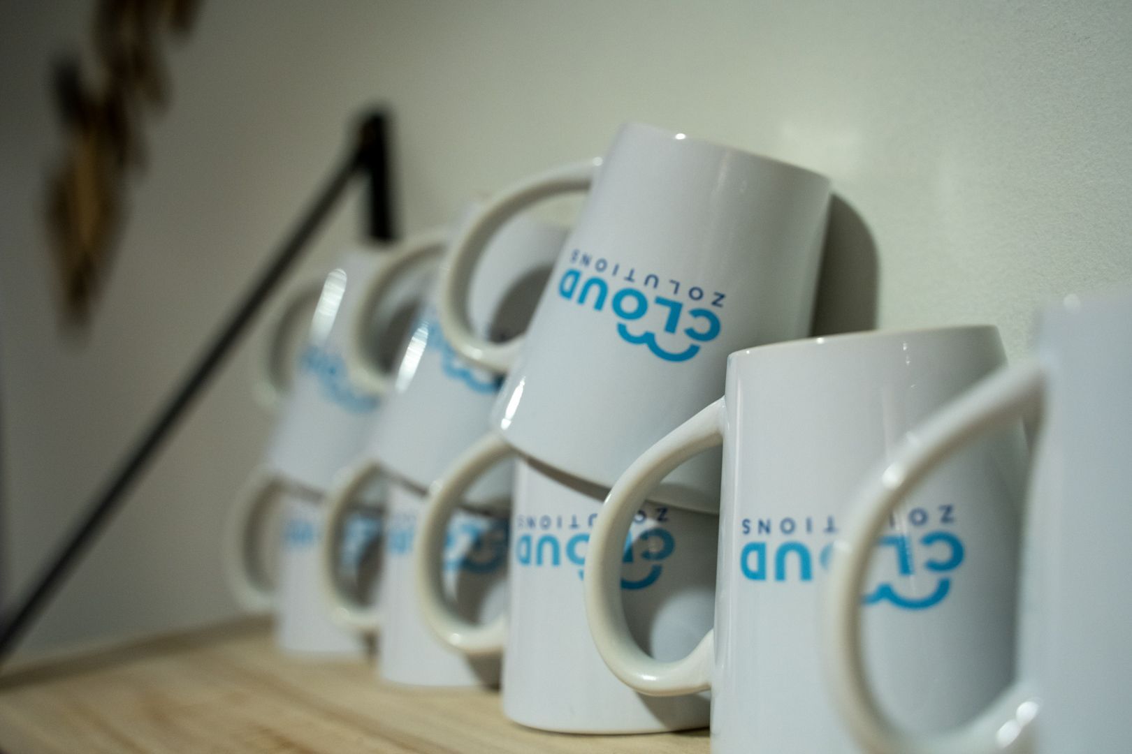 En række skyløsninger kaffekrus stablet oven på hinanden