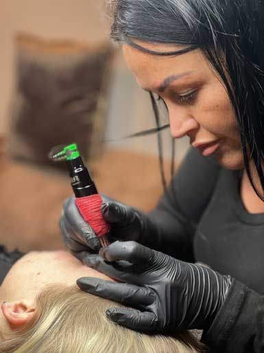 De mooiste Powder Brows wenkbrauwen krijg je bij beautysalon Queenz! Ben je het zat om elke ochtend kostbare tijd te verspillen aan het opvullen van je wenkbrauwen? Zoek niet verder! Beautysalon Queenz in Groningen is heel goed in het zetten van Powder Brows! De mooiste Powder brows krijg je dan ook bij Queenz! Eindelijk de perfecte, natuurlijke wenkbrauwen waar je altijd van gedroomd hebt.