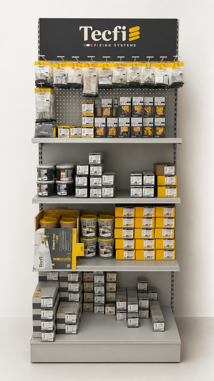 Scaffale espositivo per ferramenta Tecfi con prodotti confezionati in nero, giallo e grigio, ordinati per categoria.
