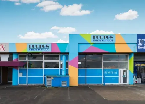 A colorful building with a sign that says lulu 's on it