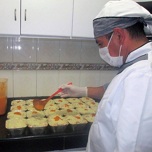 Lasagnas Napolitanas persona preparando lasagna