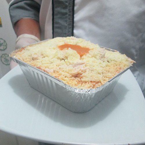 Lasagnas Napolitanas hombre con lasagna sobre un plato