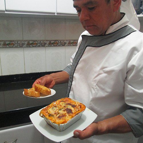Lasagnas Napolitanas hombre con lasagna