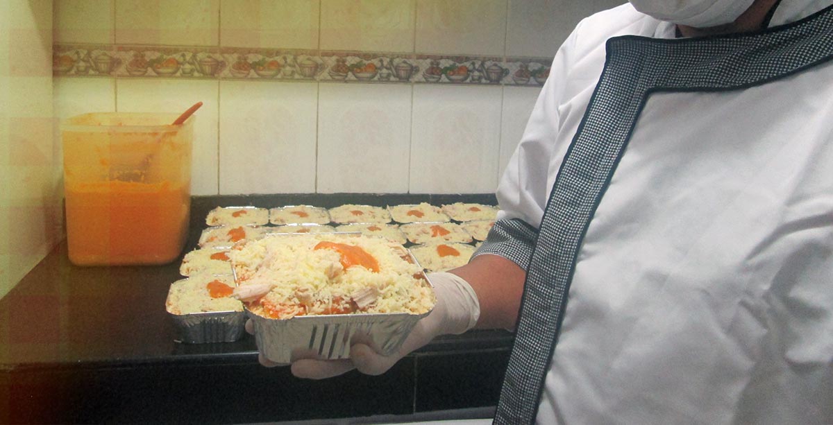 Lasagnas Napolitanas hombre preparando lasagnas