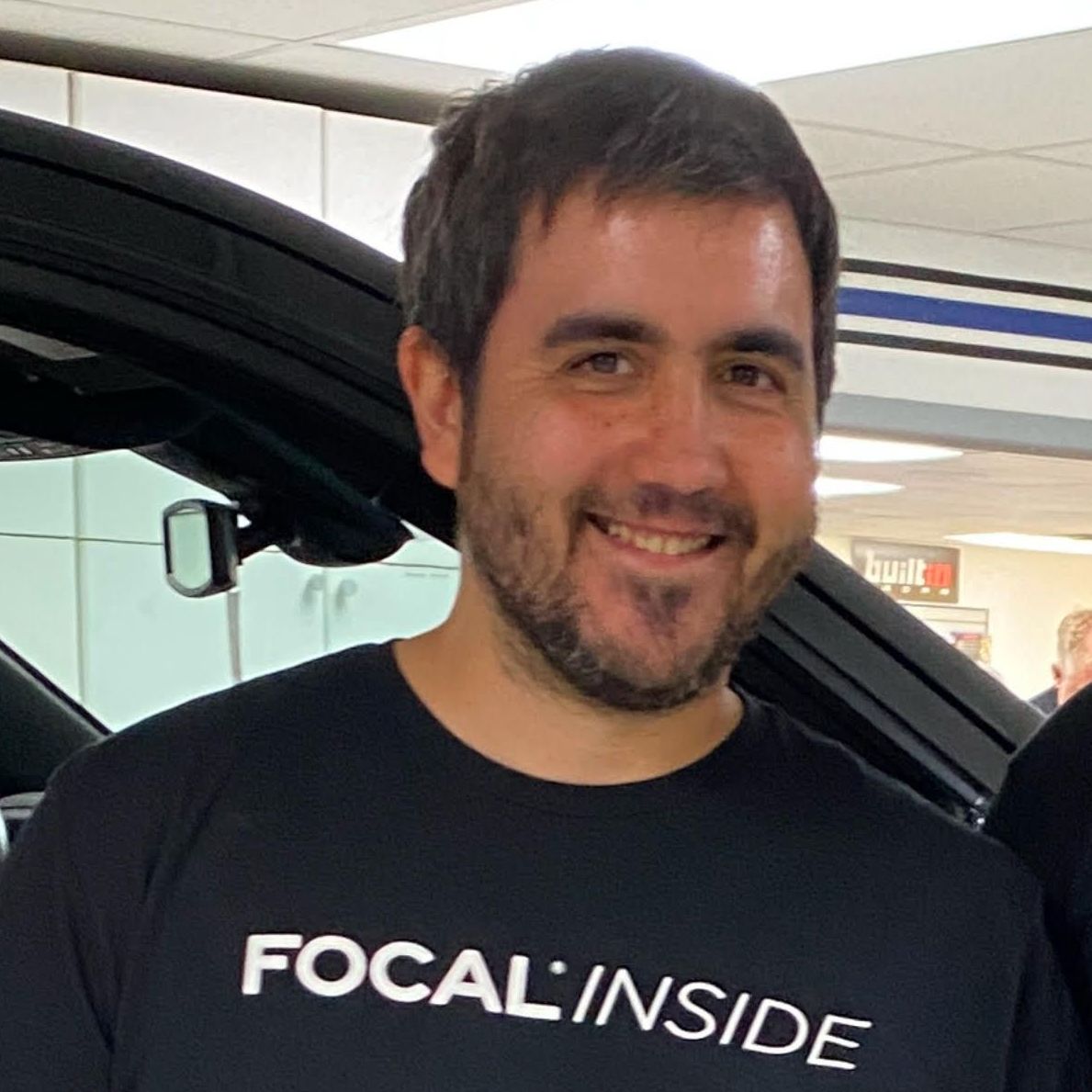 A man wearing a black shirt that says focal inside