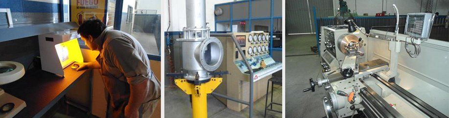 Un hombre examina un dispositivo, otra máquina y un torno en un taller.