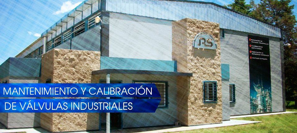 Vista exterior de un edificio con elementos de piedra y azul