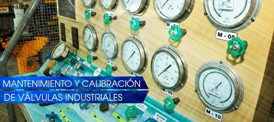 Un panel con múltiples manómetros y manijas de válvulas verdes