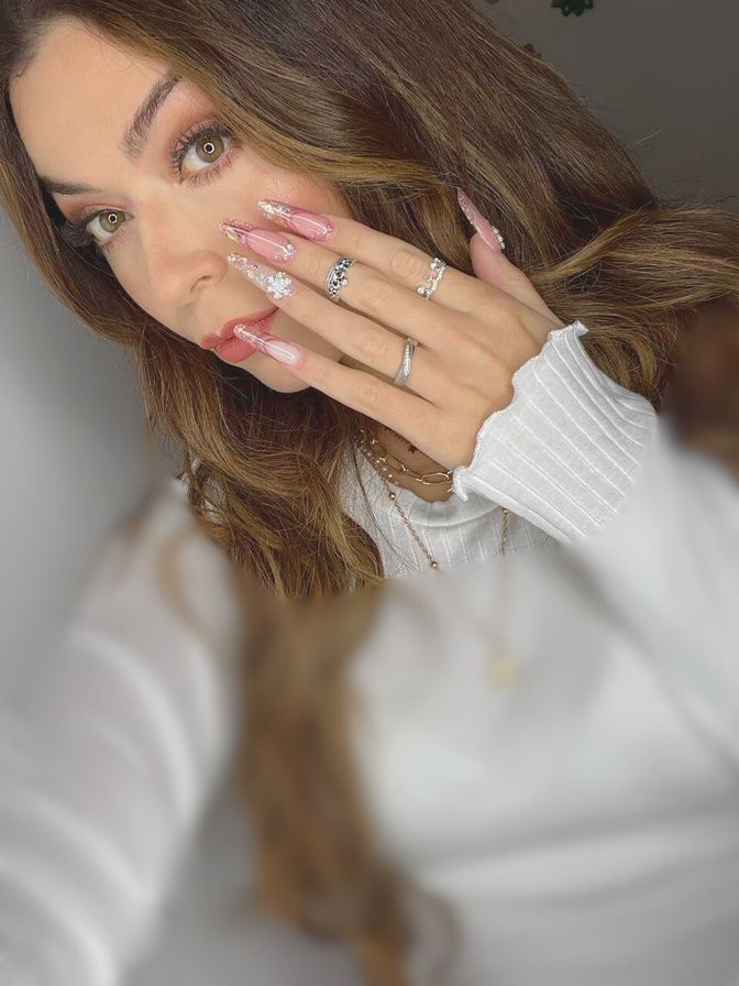 Un uomo sta asciugando i capelli di una donna in un salone.