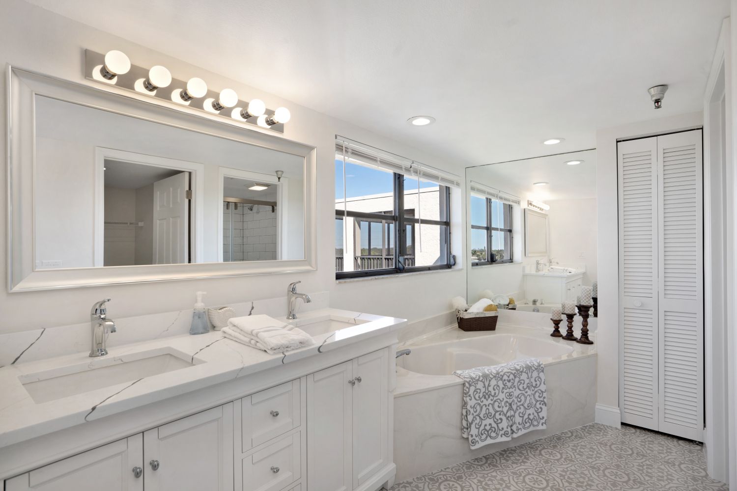 A bathroom with two sinks and a bathtub.