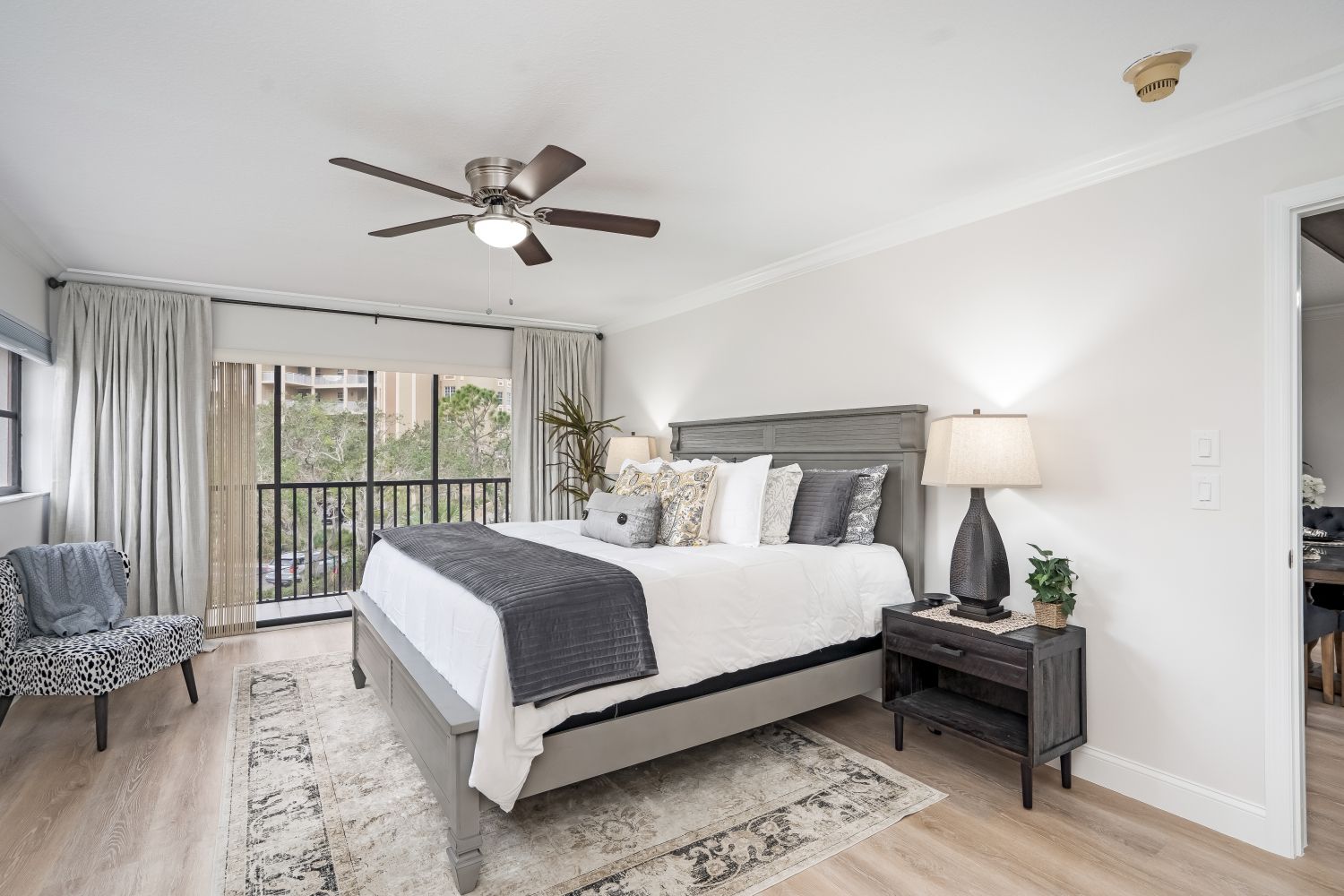 A bedroom with a king size bed and with a ceiling fan.