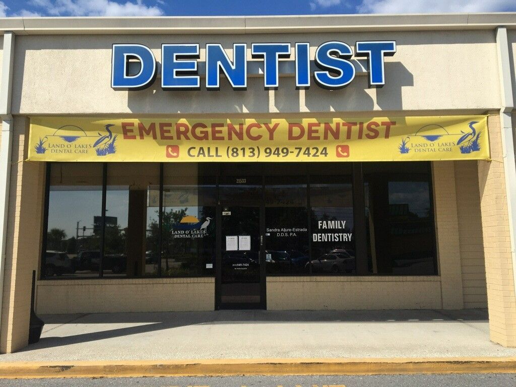 A dentist 's office has an emergency dentist phone number