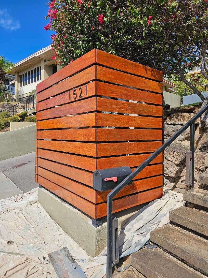 A wooden fence with the number 1521 on it