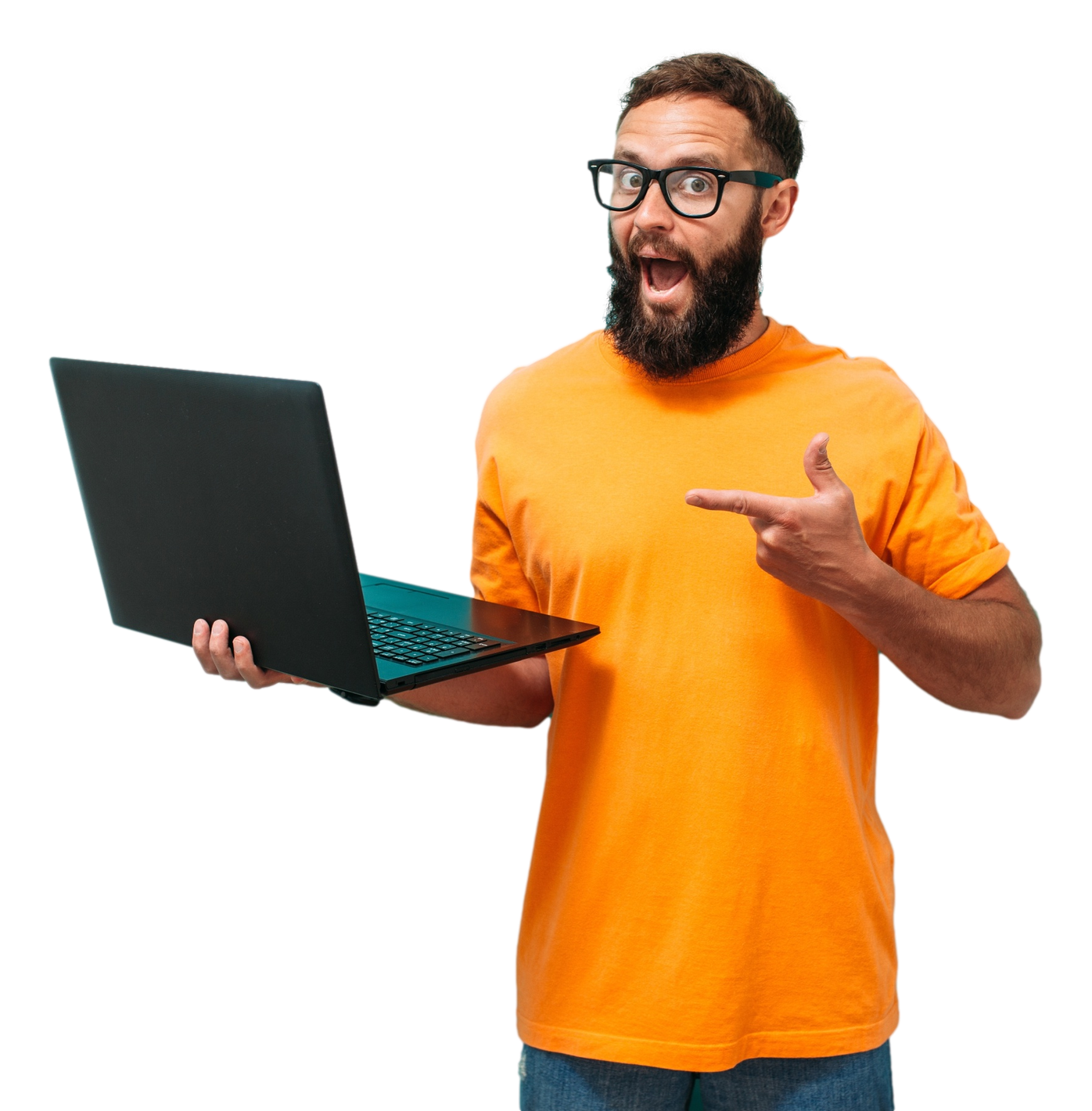 Un homme en chemise orange tient un ordinateur portable et le pointe du doigt.